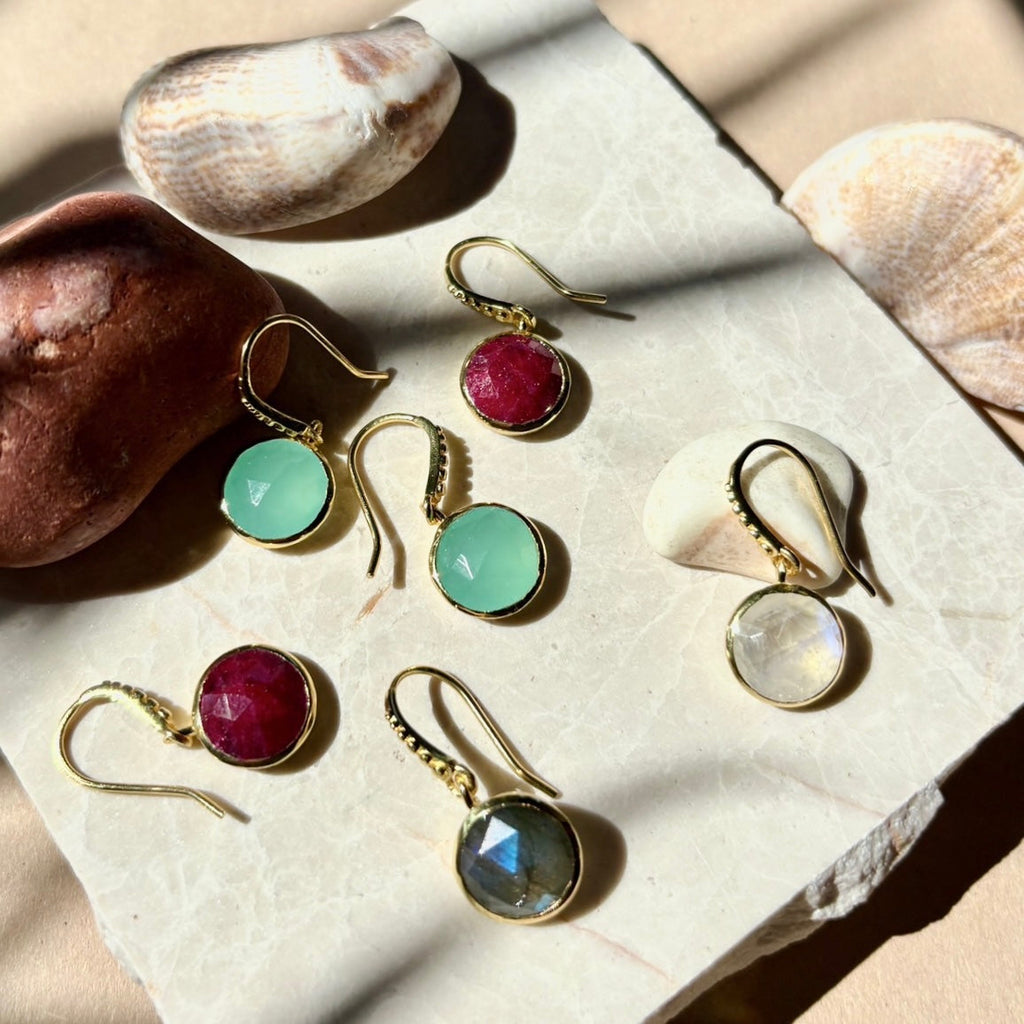 Round Pariba Onyx Drop Earrings in Gold