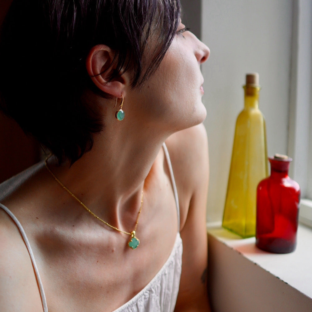 Round Pariba Onyx Drop Earrings in Gold