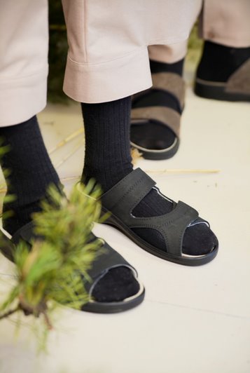 Professional Heel-Cushioned Sandals - Black