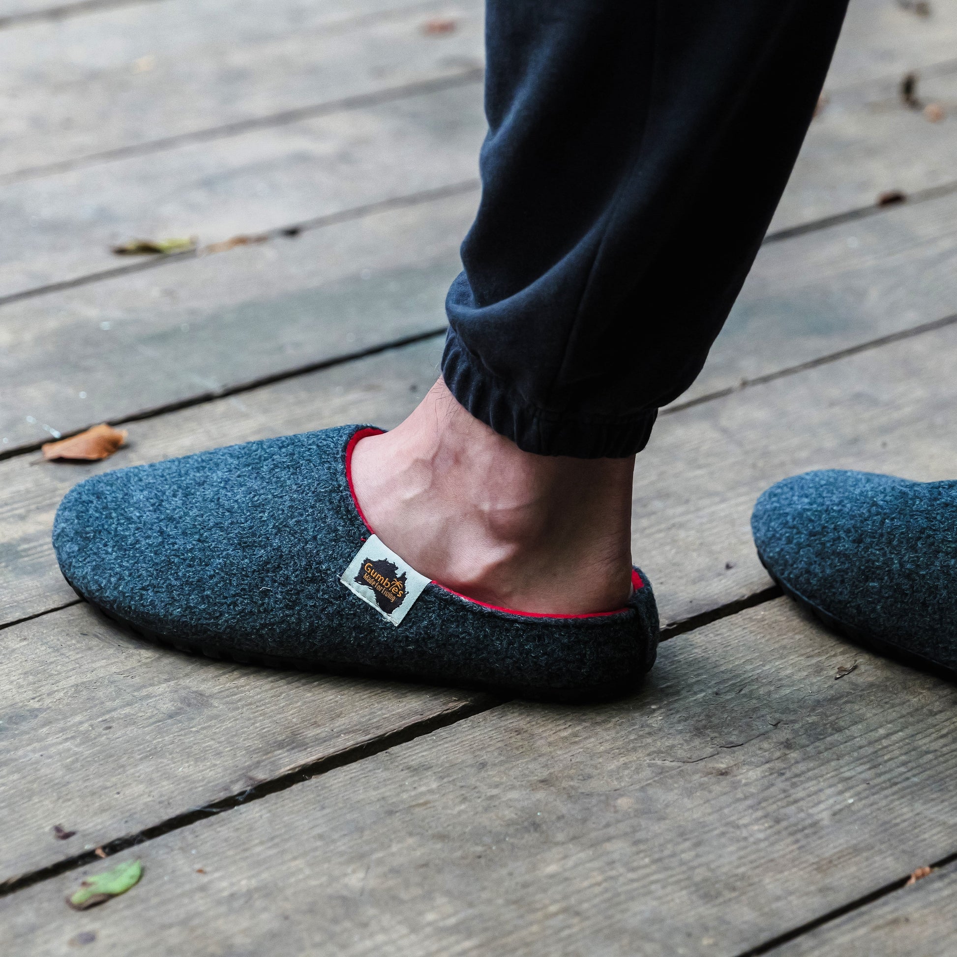 Outback Men's Slipper in Charcoal and Red