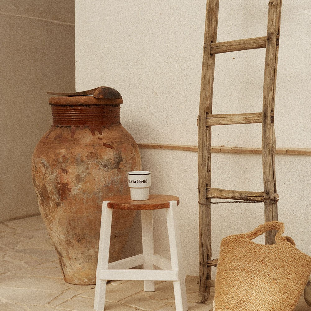 elegant la vita e bella ceramic mug with italian typography on a rustic wooden table
