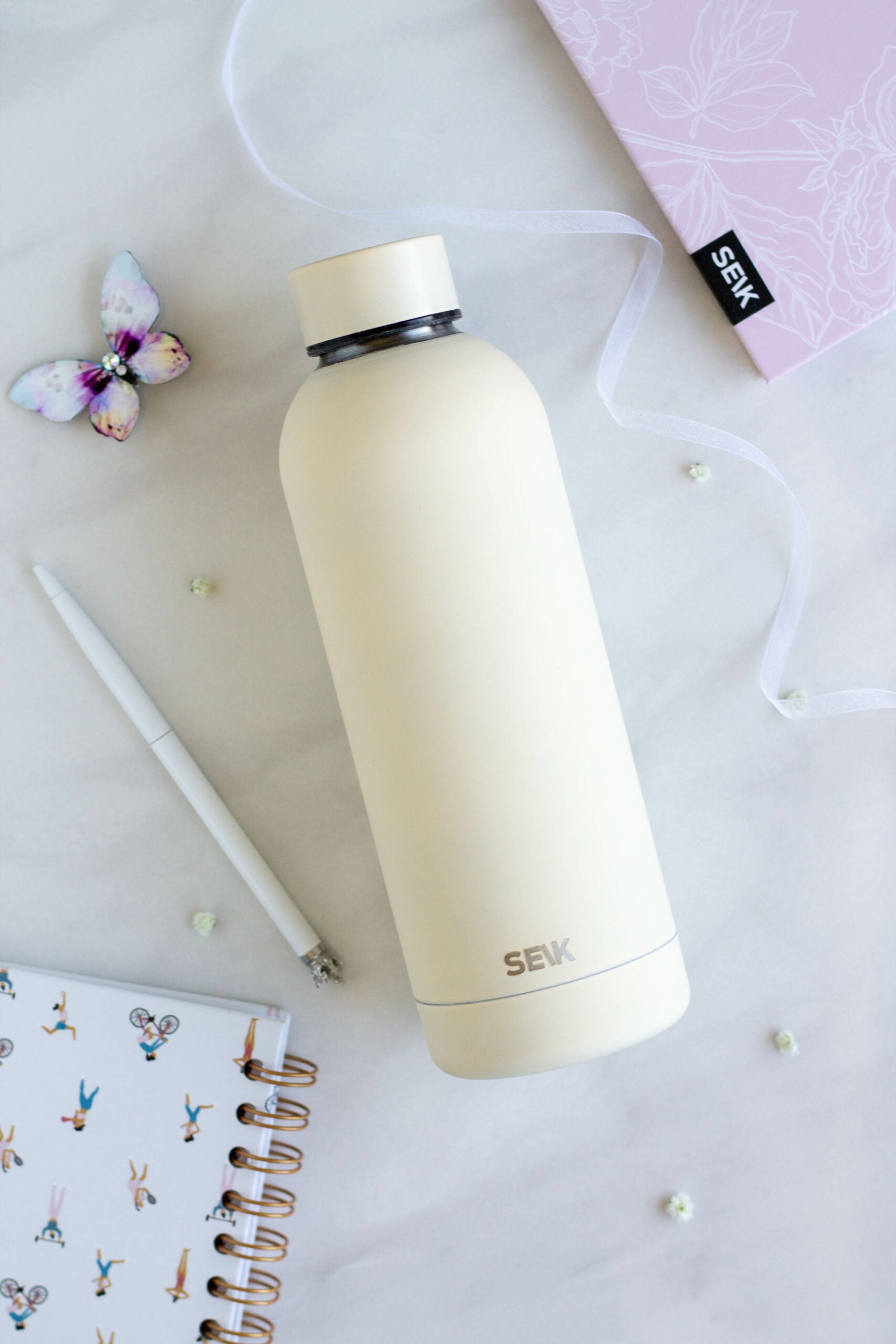 playful yellow seik thermos bottle on a sunny picnic blanket, ready for adventure