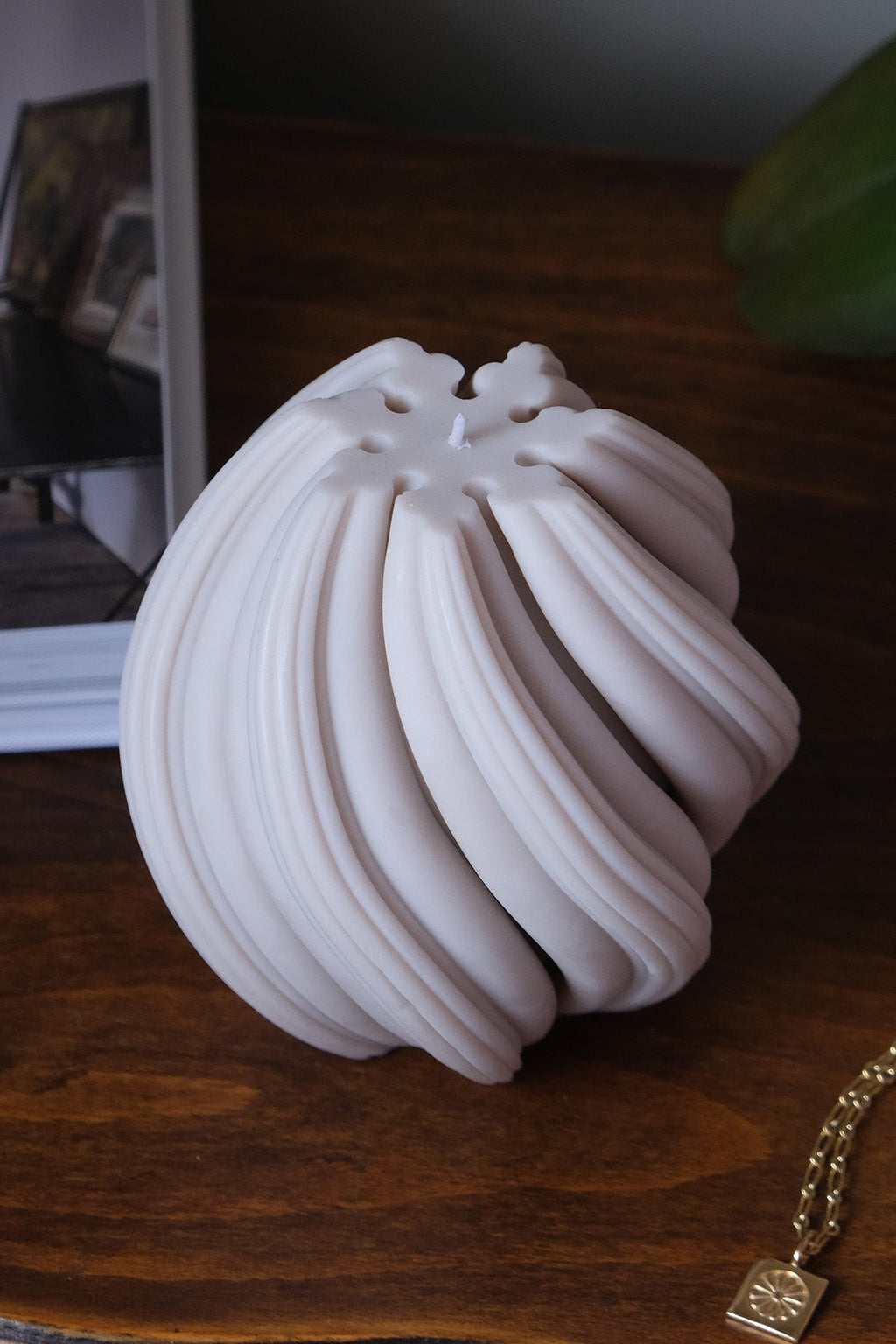 Swirl Scented Candle in Sandalwood