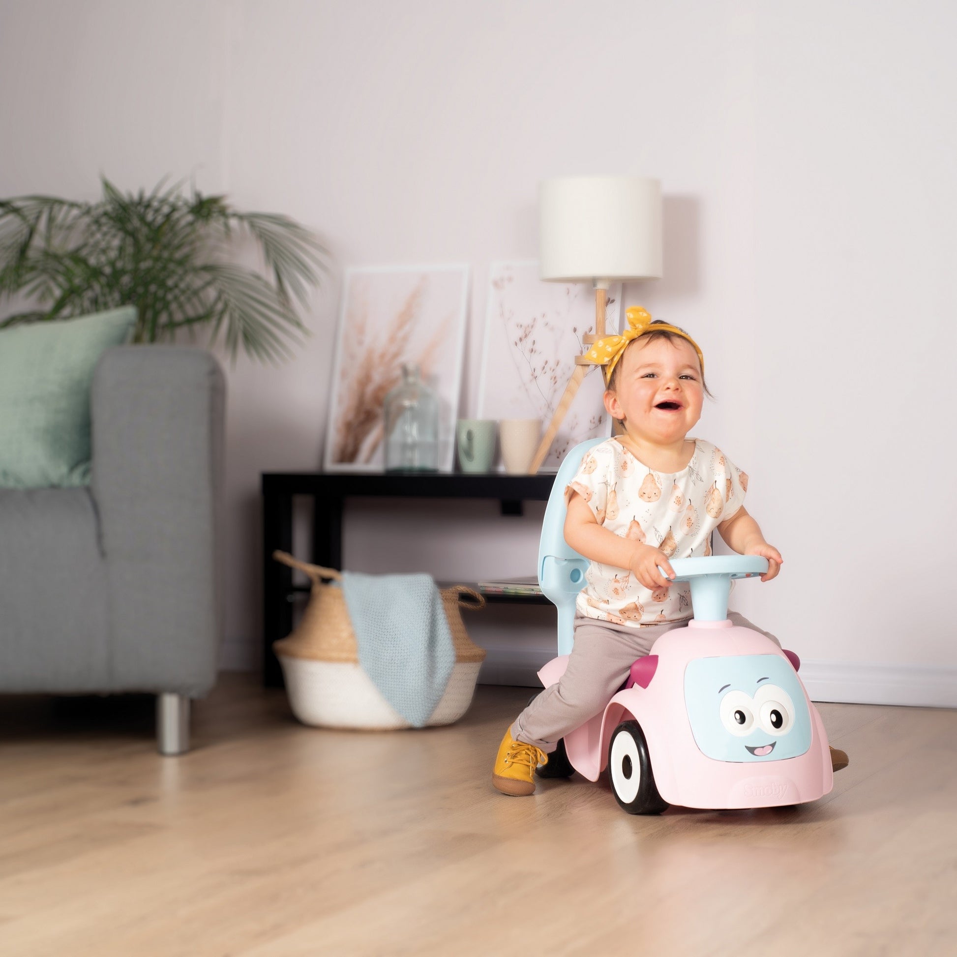 close-up of the pink maestro 3in1 ride-on's playful winking eyes and electronic horn