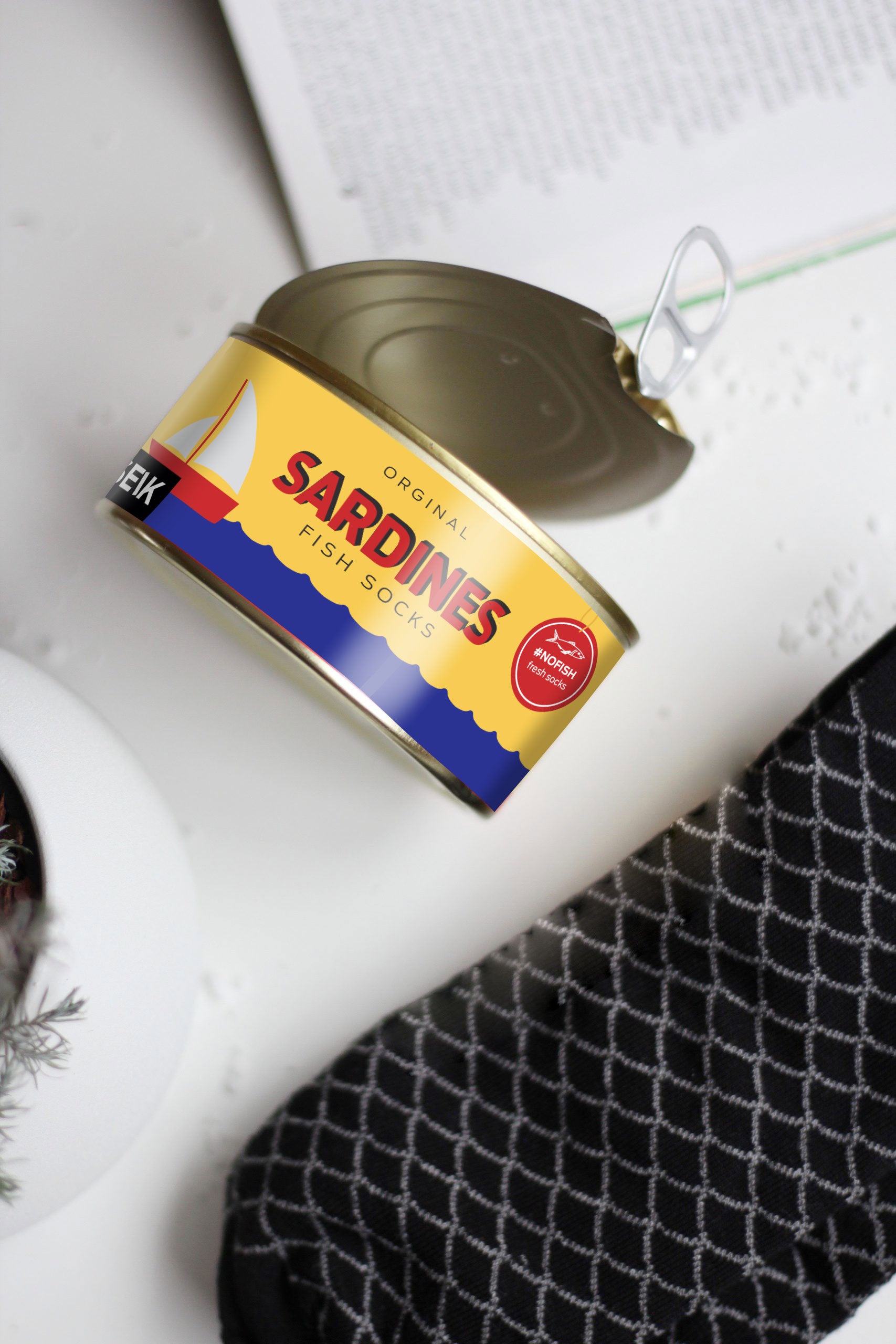 bold sardine socks size 40-46 showcasing vibrant mediterranean design on a dark background