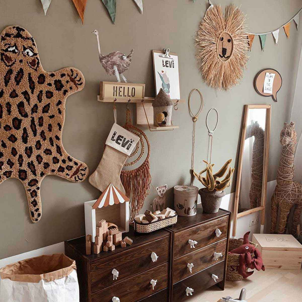 practical guide showing the scale of savanna wonderland wall stickers on a measuring grid