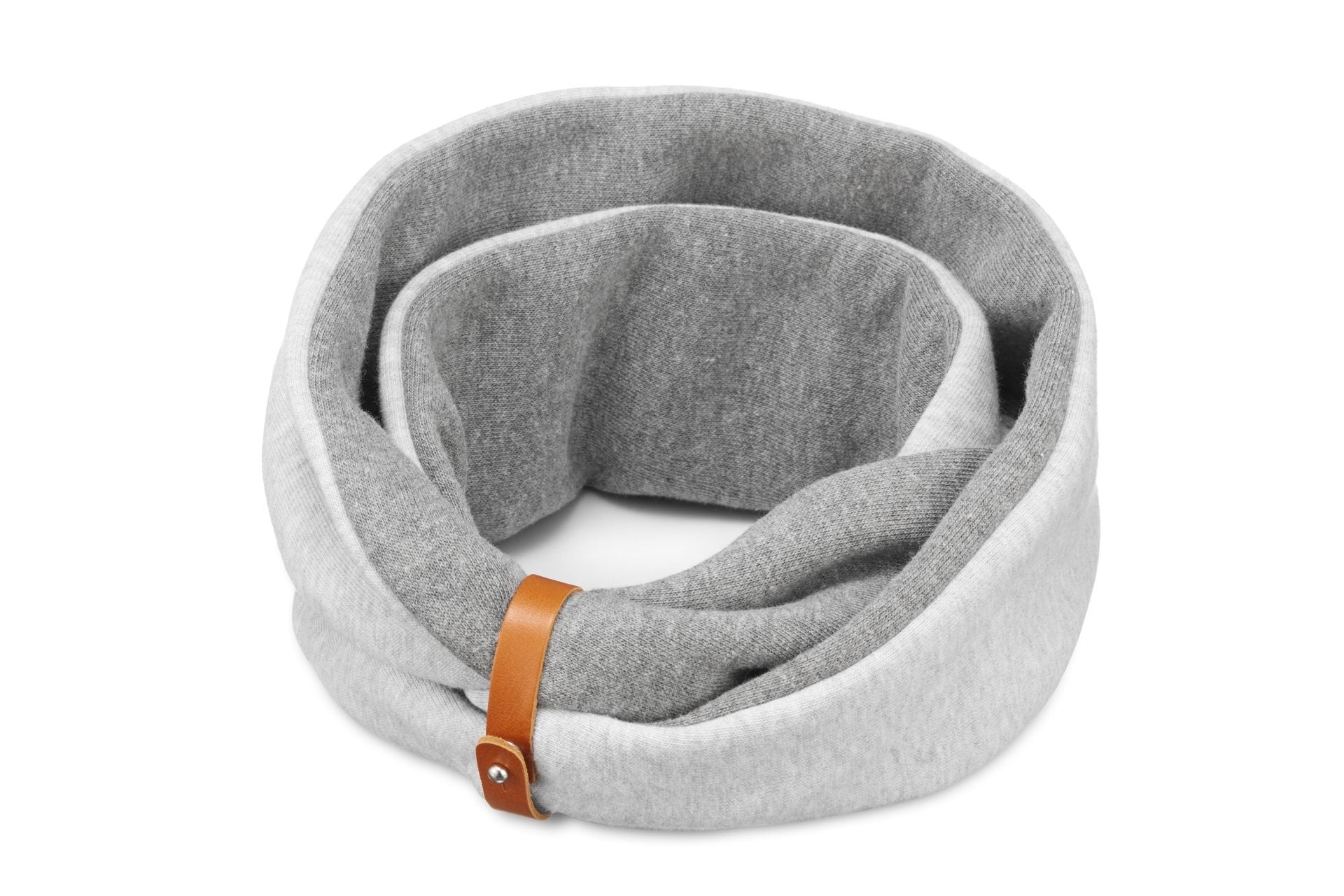 bold close-up of the simo neck warmer with its chic leather belt against a dark urban backdrop