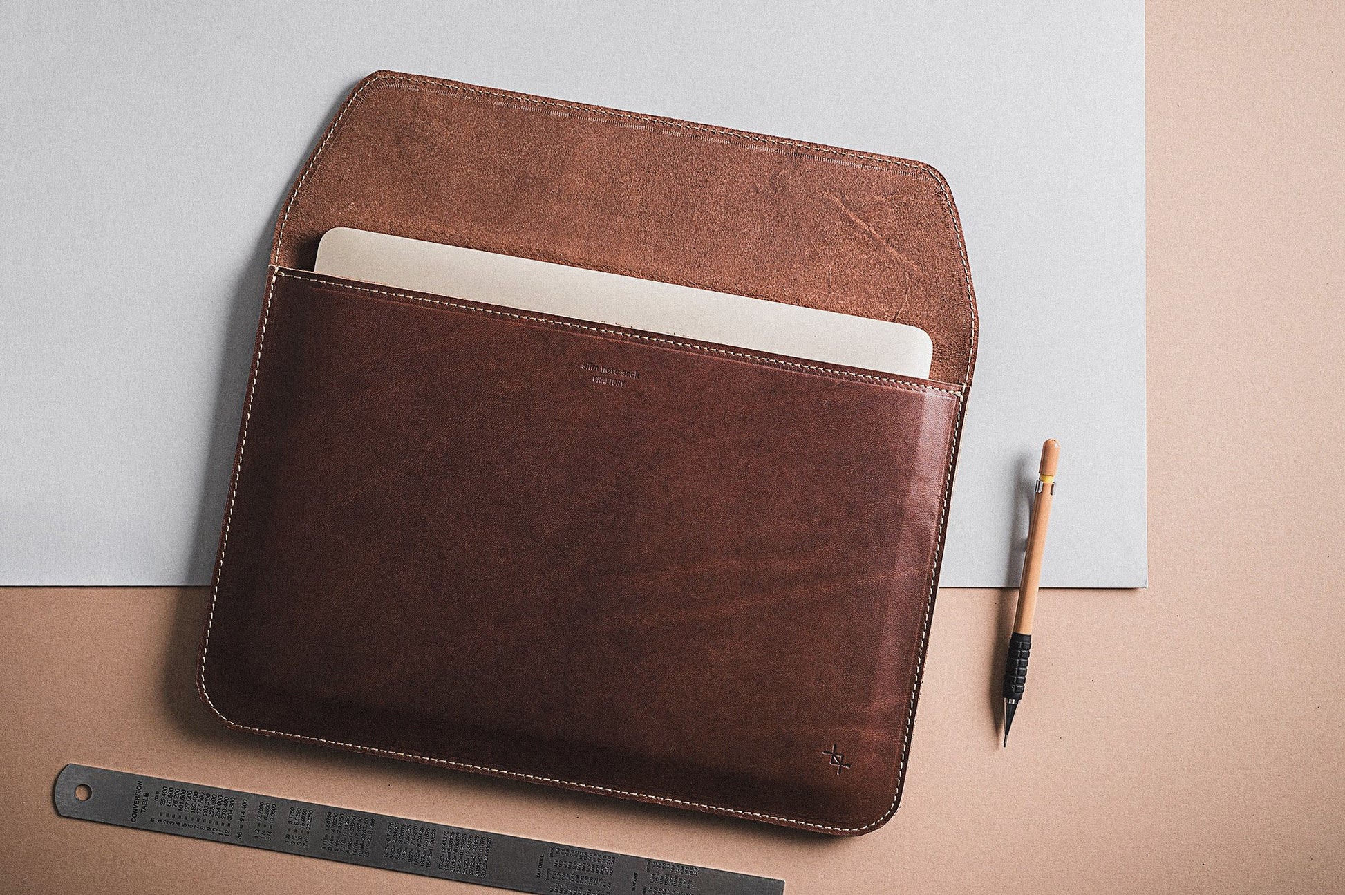 close-up of the slim note sack's durable leather construction and shockproof layers for a 13-inch laptop